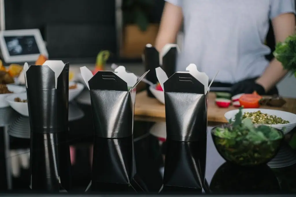 Embalagens de comida para entrega prontas ao balcão de um restaurante